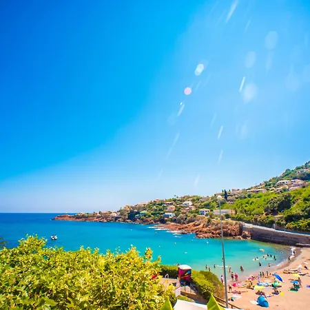 Les Flots Bleus Face A La Au Pied Du Massif De L'esterel *